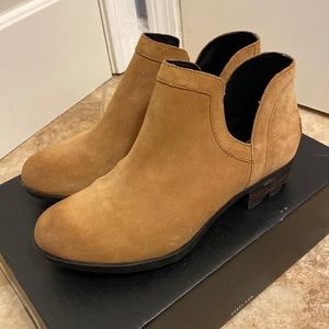 Sorel Lolla Cut out bootie EUC